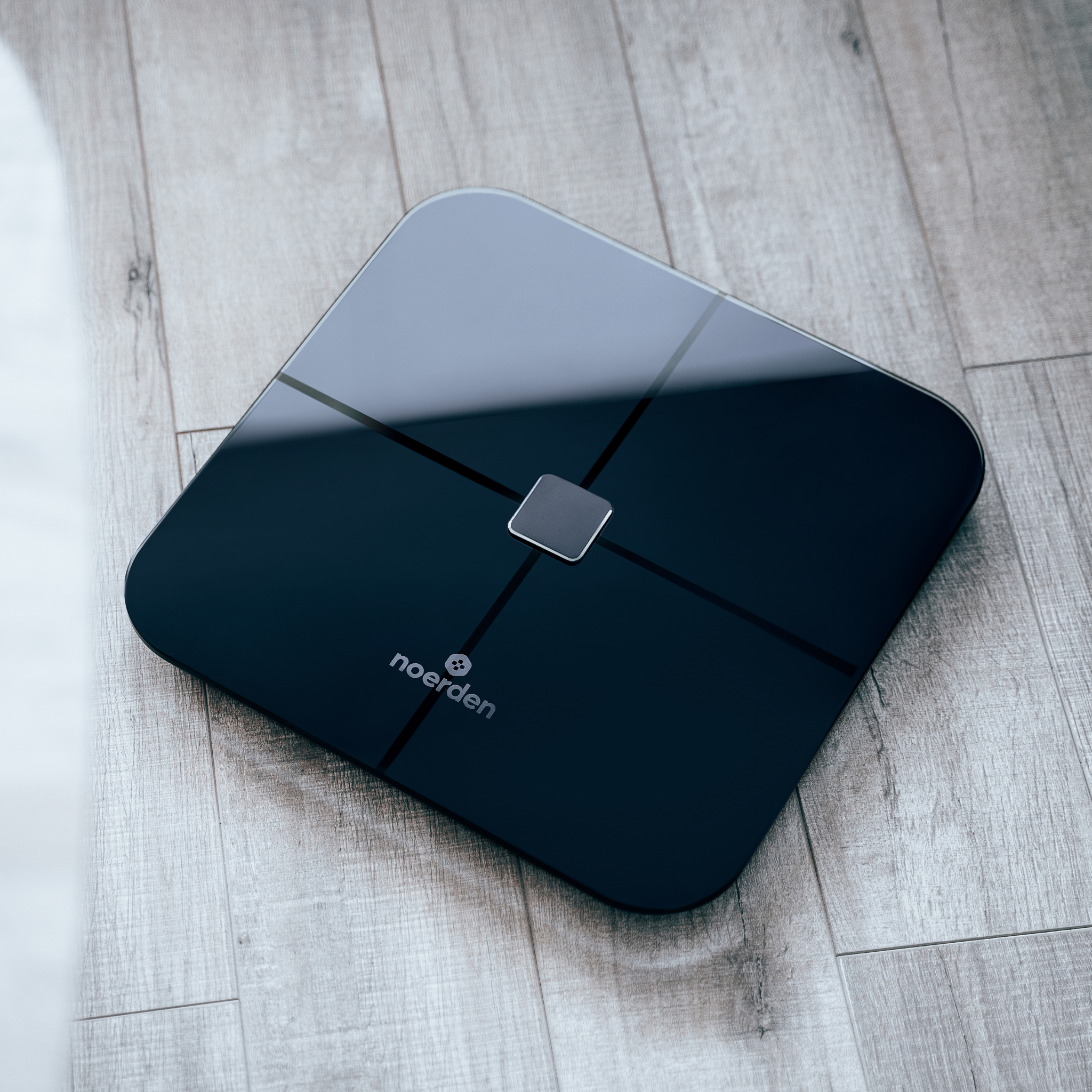 مقياس الجسم الذكي الأسود Noerden Bimi مع اتصال Bluetooth