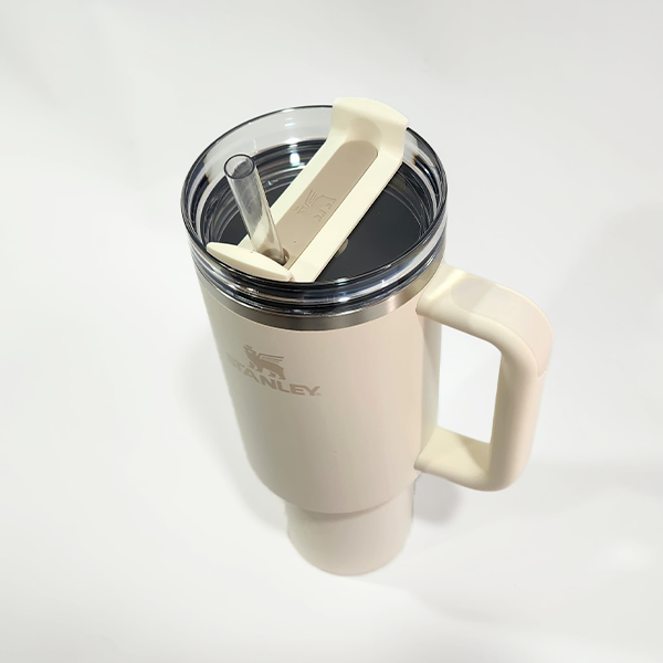 ستانلي كوينشر تمبلر 40 أونصة كريم 2.0 - غطاء شفاف (النسخة الآسيوية) 