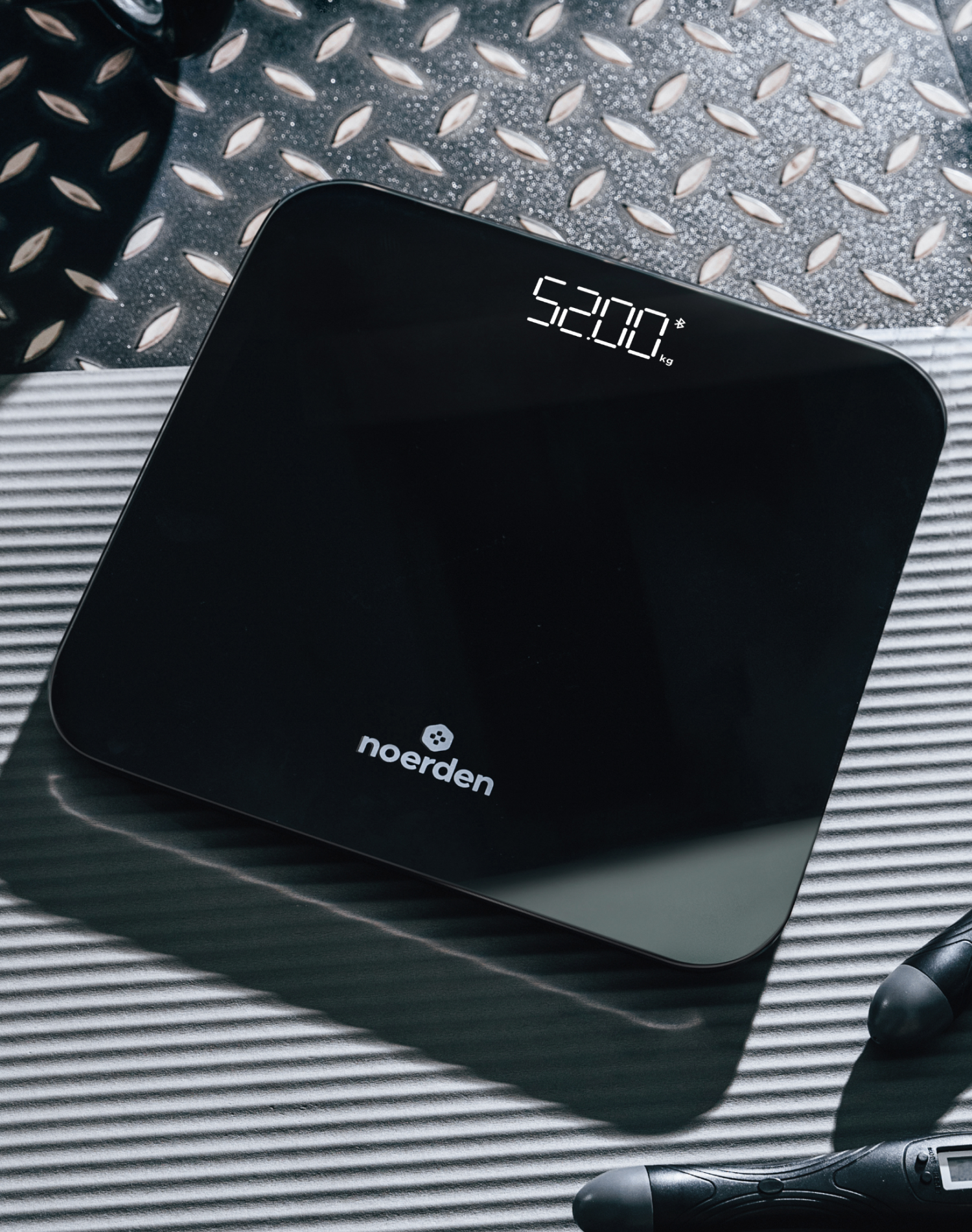 مقياس الجسم الذكي الأسود Noerden Bimi مع اتصال Bluetooth